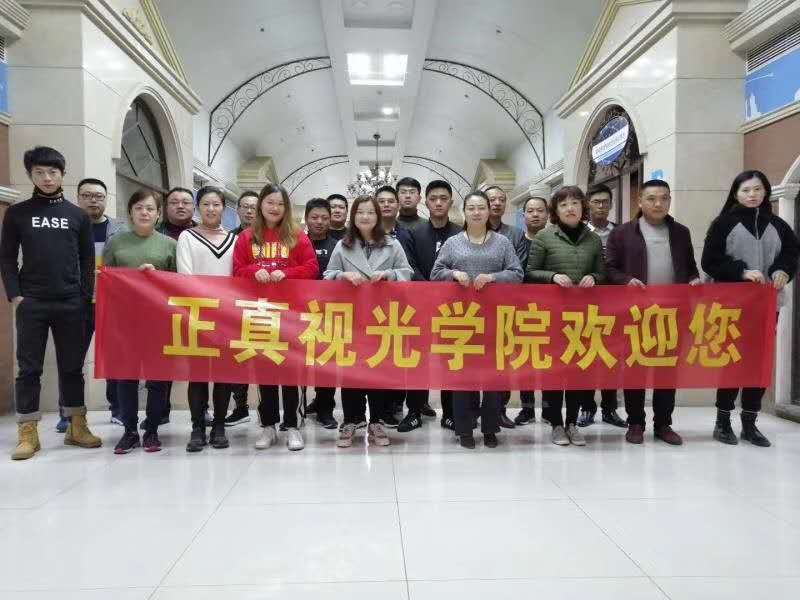 开眼镜店挣不挣钱  哪里有培训的学校 多少钱