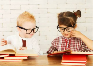 少年儿童戴镜还是不带镜好，正真视光学院告诉你