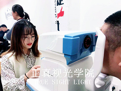 德州验光师培训学校_开眼镜店生意不好时，这4种做法会火上浇油，切勿陷入恶性循环！